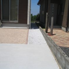 建物と境界の間にもアプローチ周りに使用したのと同じ石灰砂利を敷いています。