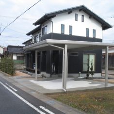 カーポートは積雪仕様の折板屋根タイプを施工しました。積雪の多い地域では折板屋根タイプのカーポートは人気があります。