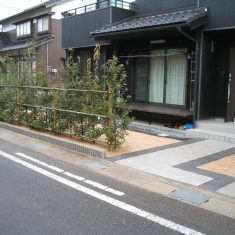 目隠しに高さのあるシラカシを植栽しました。植物ですので、ブロック塀と違い風の通りも良く、緑が多いので目にも優しいですね。