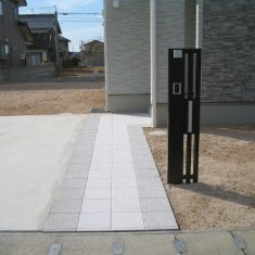 アプローチはコンクリート製の遮熱透水平板「シェードペイブＥＸ」を使用しています。自然石のような仕上げで遮熱効果も期待できます。
