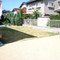 デッキの前には芝と花壇を。花壇が植栽いっぱいになったら心地よい空間が出来上がりそうです。