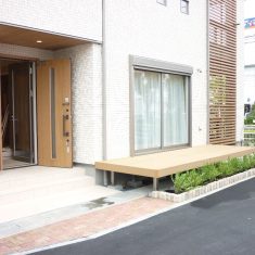 1棟目は、ナチュラルなお家にあうよう植栽をたっぷり植え、芝も施工させていただきました。<br />
アプローチはユニソンの「ライブ」というインターロッキングです。植栽の縁は２丁掛けピンコロの小端立てで作りました。<br />
芝の部分には「グルバストーン」という高級感のあるペイブを使用しています。<br />
お庭でペットのシャワーも出来るよう、シャワーの付いた立水栓を使用し、ガーデンパンは広めにブロックでつくり、タイルでコーティングしています。<br />
※タイル施工はハウスメーカーさん施工です。