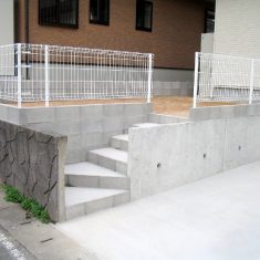 玄関側から反対の位置にコンクリートブロックで階段を作りました。