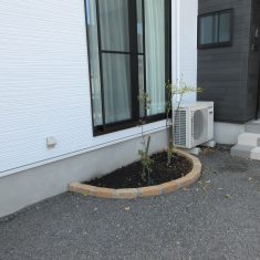 施主様のご希望により玄関付近の掃き出し窓前にレンガの植栽枡を設けています。白ナンテンとモミジを植栽しています。