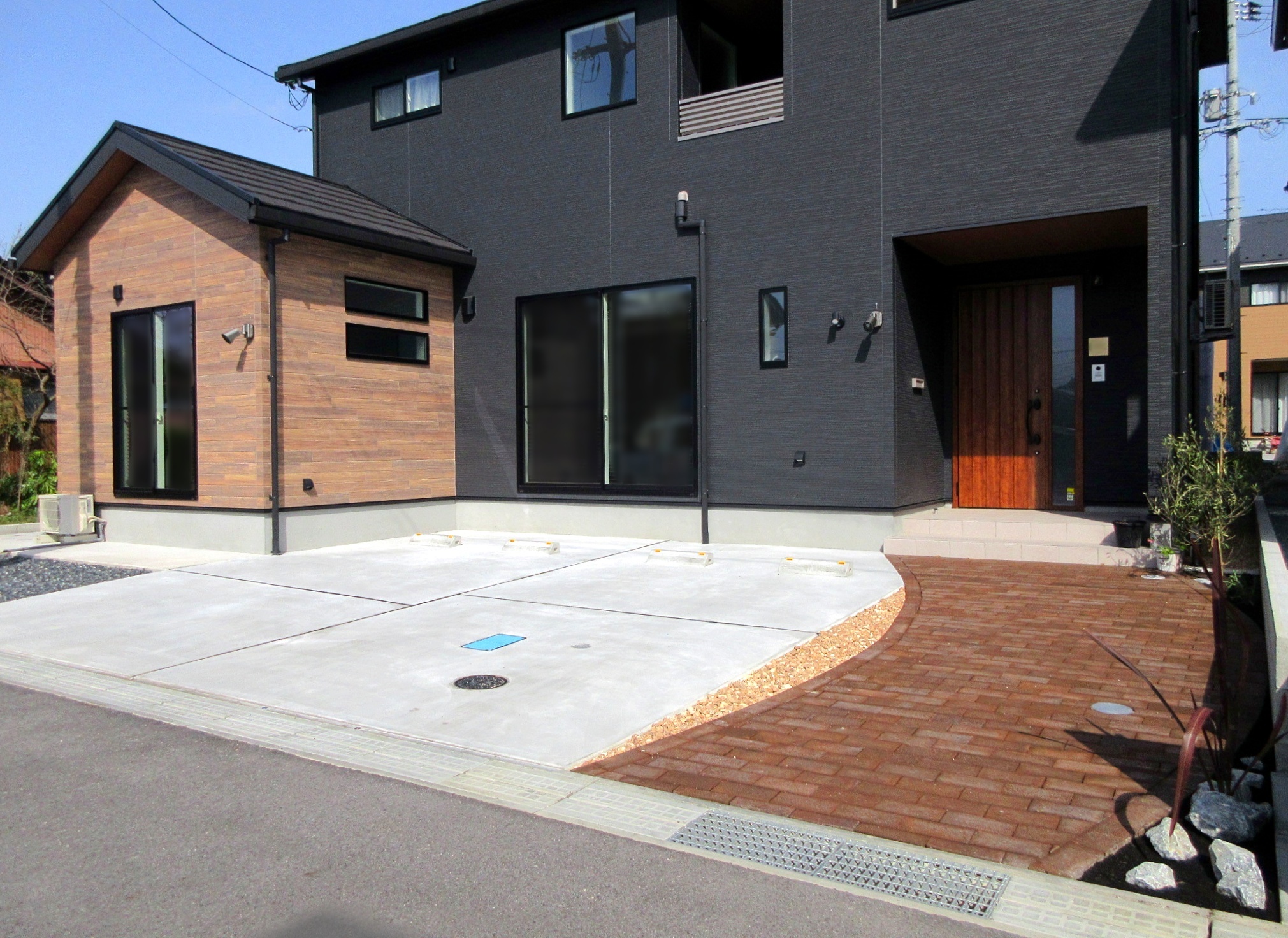 レンガのアプローチのあるナチュラルモダンな外構（施工事例