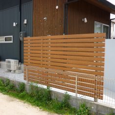 木調タイプのフェンスは三協アルミの「エルファードM4型」、ブロック上のフェンスはＹＫＫＡＰの「イーネットフェンス」を設置しています。