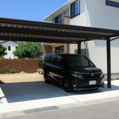 カーポートはＹＫＫＡＰの「レオンポートｎｅｏ」を設置しています。カーポート横と中庭奥側の境界に「アーバンフェンス」を設置しています。