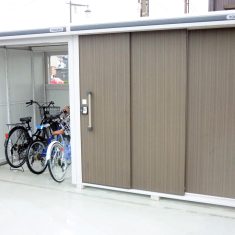 ヨドコウの「エルモコンビ」を設置しています。<br />
片側にはオープンスペースがついており、お子様の自転車などをスッキリ収納してくれます。