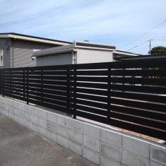 カーポートと同じブラックのフェンスを設置して建物とも調和。<br />
外部の視線を遮りながらも必要な高さと隙間で圧迫感がなく全体的にスッキリとした印象に。
