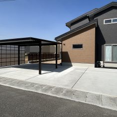 カーポートにサイドパネルを設置して、横から吹き込む雨風を防いだり日差しを避けさらに車内温度上昇を軽減。目隠し効果にもなるなどのメリットも！