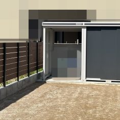 収納スペースとオープンスペースを組み合わせることで、収納・自転車・バイク置き場としてだけではなく<br />
ライフスタイルに合わせてオープンスペースを有効活用することができます