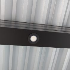カーポートにはセンサー付きのダウンライトが４つ設置されているので、夜でも明るく、そして防犯対策にもなります。