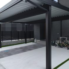 カーポートのたて樋にカバーをすることで柱との一体感があります。