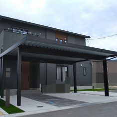 玄関前にカーポートを設置することで、雨の日でも濡れずにお家に入れます。