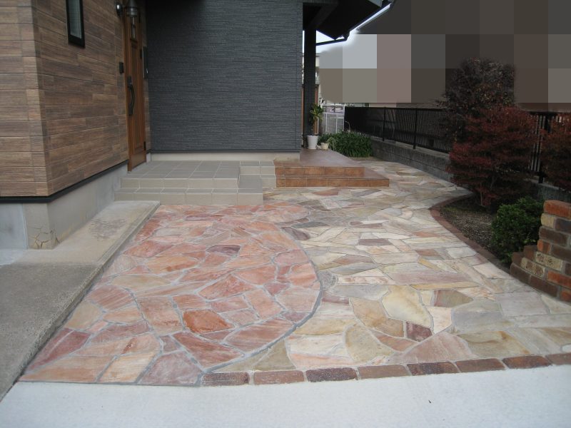 既存の乱張りを活かした統一感のある外構